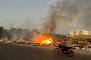 Incêndio atinge área de lixo no bairro na zona Leste de Teresina. (Foto: Divulgação/ Internautas)