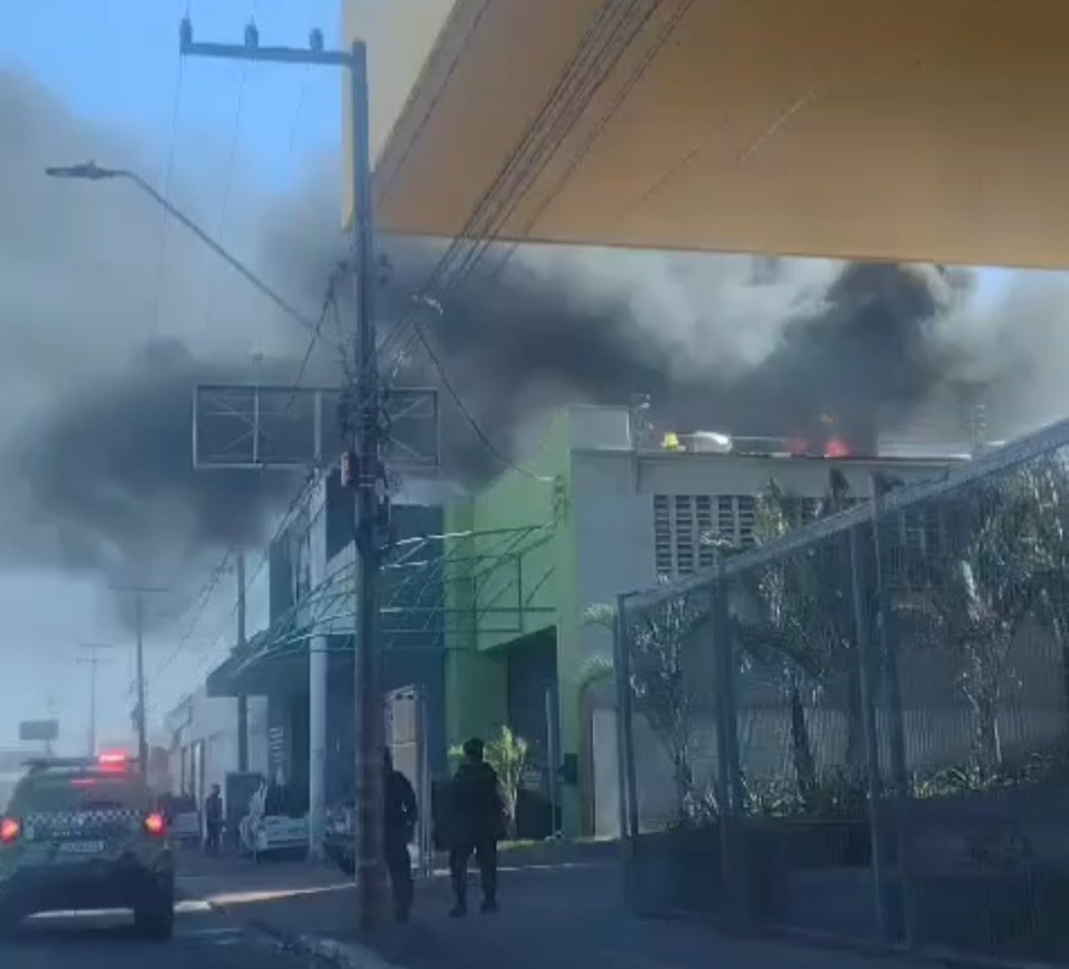 Incêndio atinge estabelecimento comercial na avenida Miguel Rosa em Teresinha.