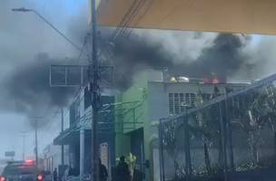 Incêndio atinge estabelecimento comercial na avenida Miguel Rosa em Teresinha. (Foto: Reprodução Redes Sociais)