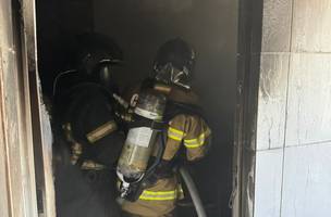 Incêndio atinge laboratório de química da UFPI. (Foto: Imagens Corpo de Bombeiros)