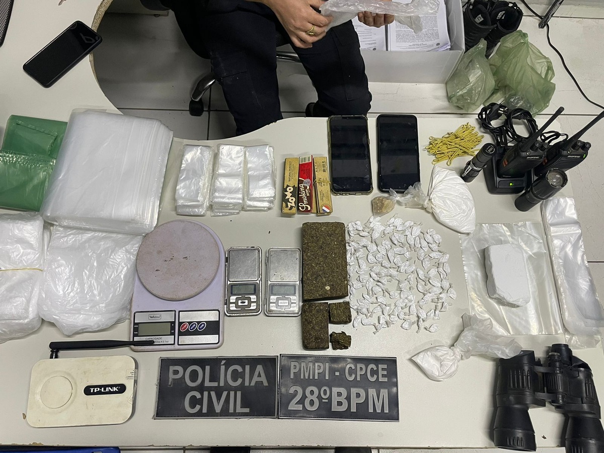 Materiais apreendidos durante a operação policial.