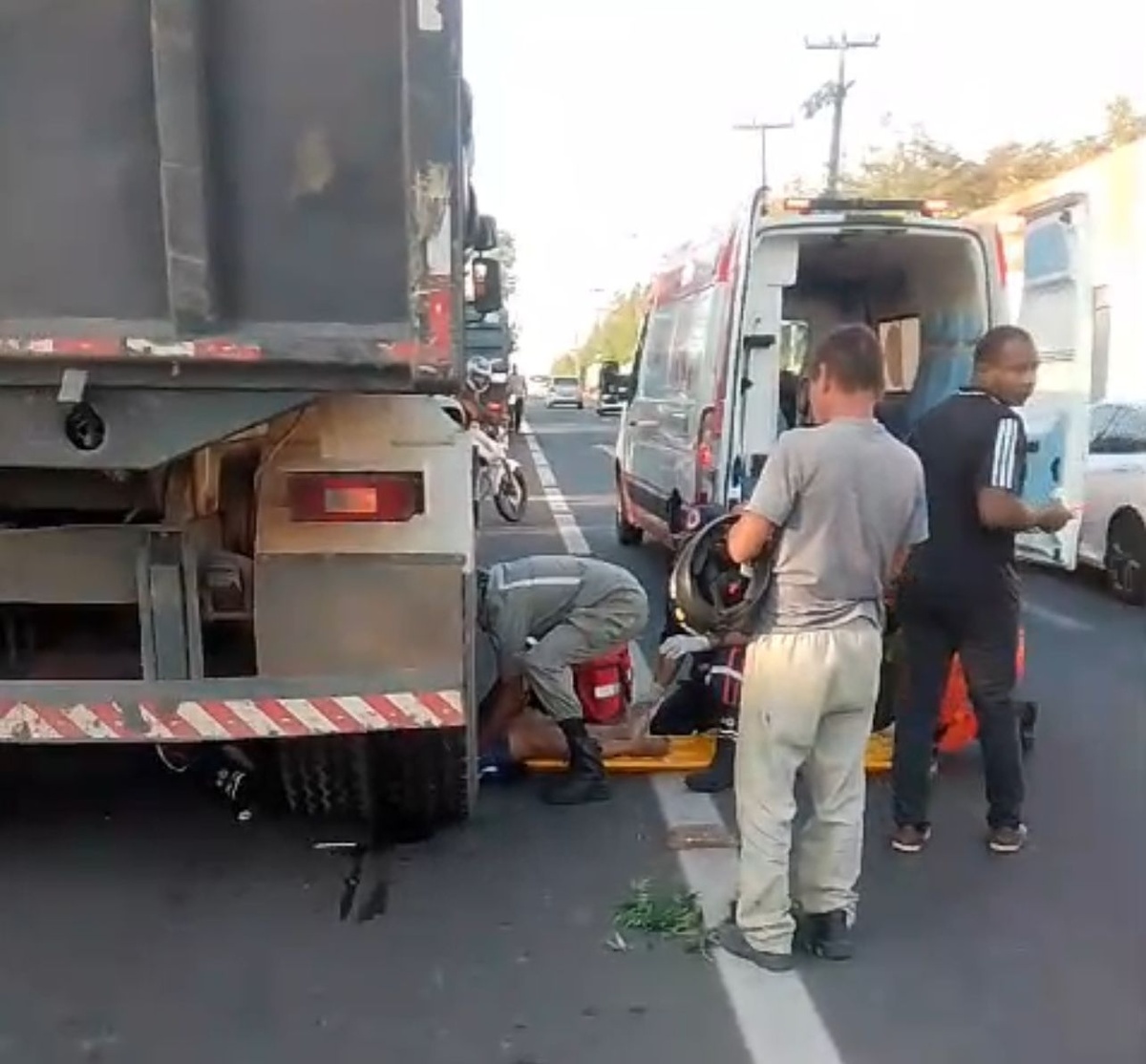 Mulher cai entre rodas de caminhão após perder controle de motocicleta na Av. Presidente Kennedy.