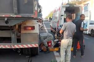 Mulher cai entre rodas de caminhão após perder controle de motocicleta na Av. Presidente Kennedy. (Foto: Reprodução/ Internet)