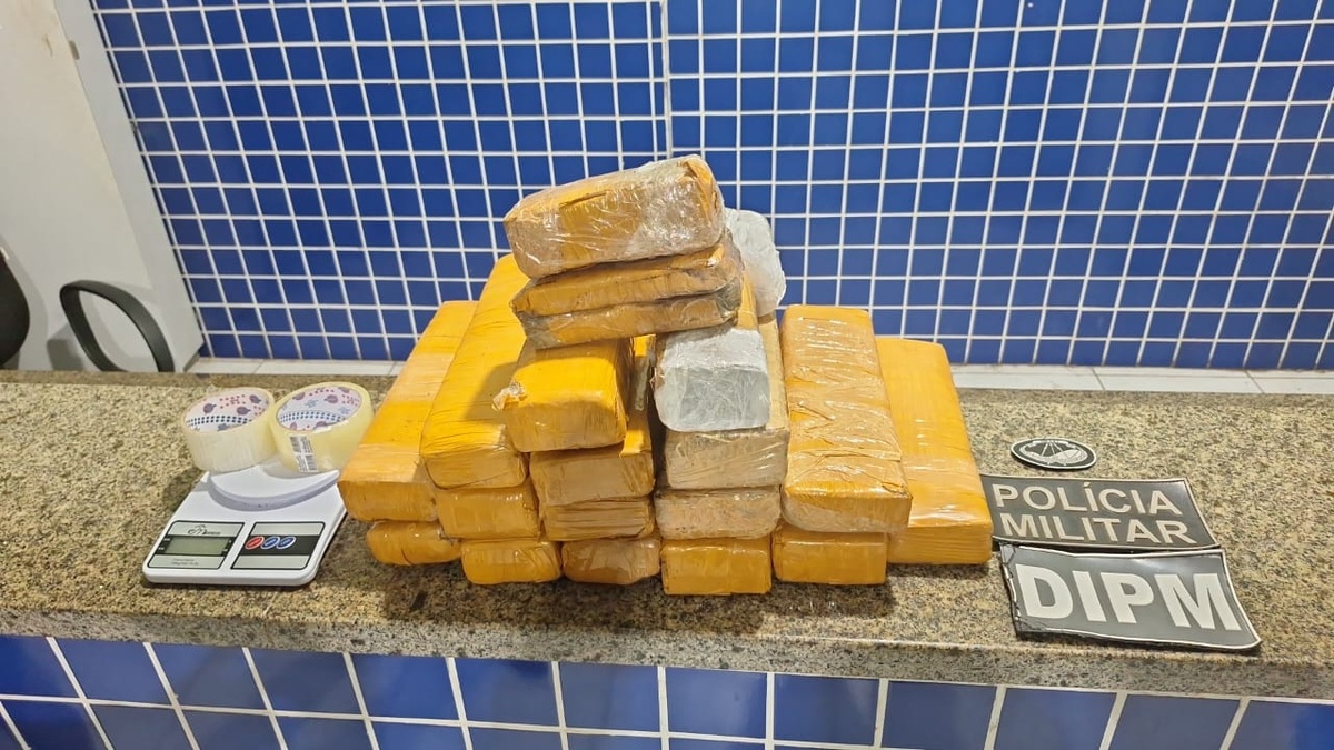 Mulher é presa com mais de 20kg de drogas no litoral do Piauí.