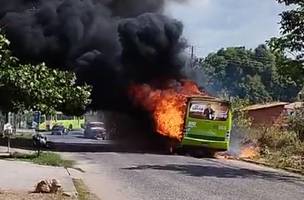 Ônibus fica totalmente destruído após pegar fogo em Teresina. (Foto: Reprodução/ Internet)