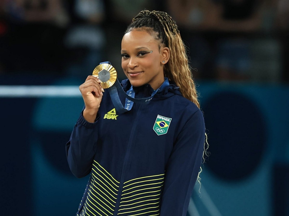 Rebeca Andrade conquista ouro na final de solo.