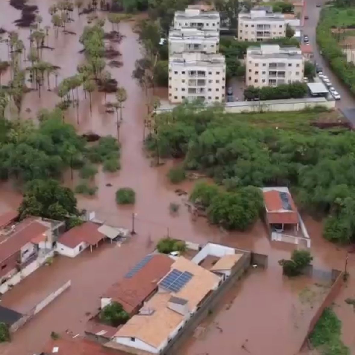 Chuvas fortes causam alagamentos em Teresina e Picos.