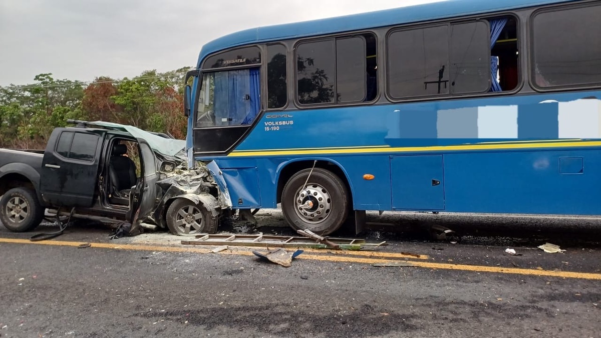 Colisão entre caminhonete e ônibus escolar deixa um morto e 10 feridos na BR-316.