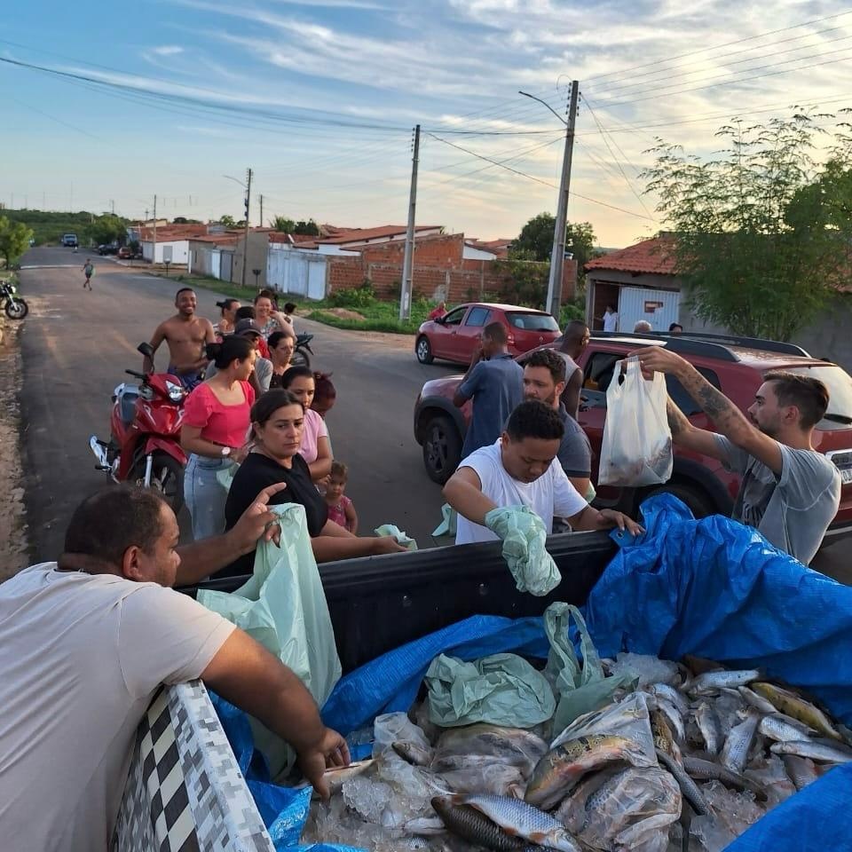 Entrega de peixes à comunidade.