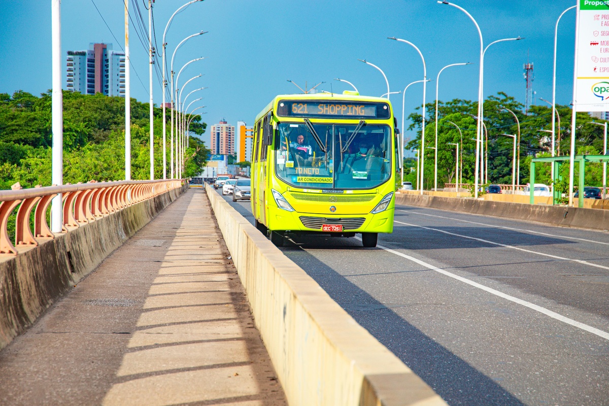 Faixa exclusiva de ônibus é liberada pra motocicletas.