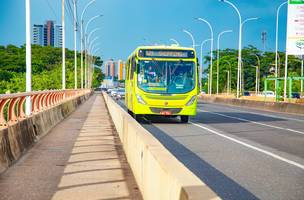 Faixa exclusiva de ônibus é liberada pra motocicletas. (Foto: Narcilio Costa/ Correio Piauiense)