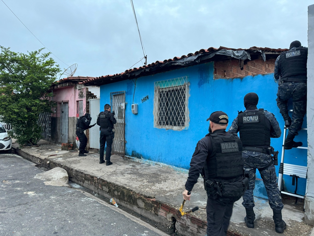 Idosa, filho e netos são presos com drogas escondidas no telhado de casa.