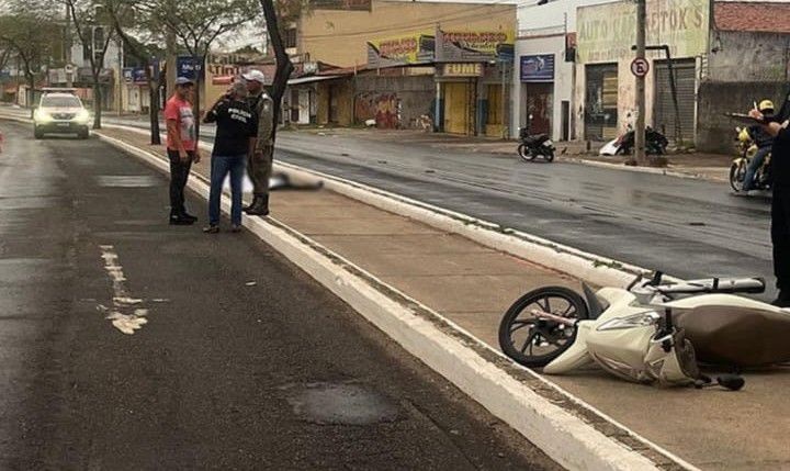 Jovem morre ao colidir com canteiro na Avenida Miguel Rosa.