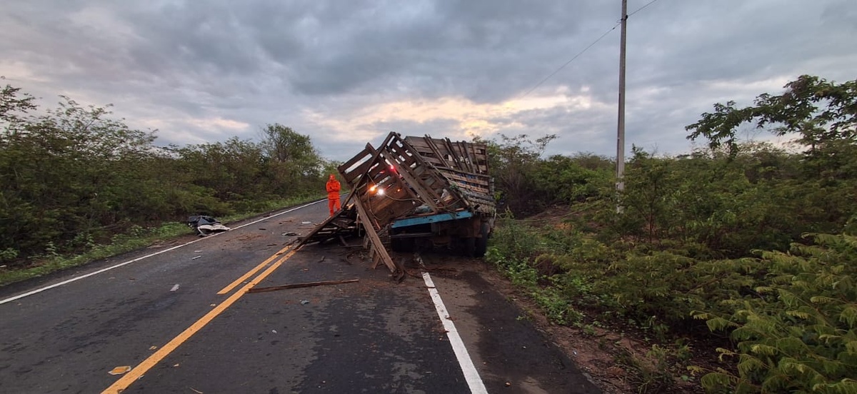 Mãe e filha morrem em grave acidente entre carro e caminhonete na PI 143.