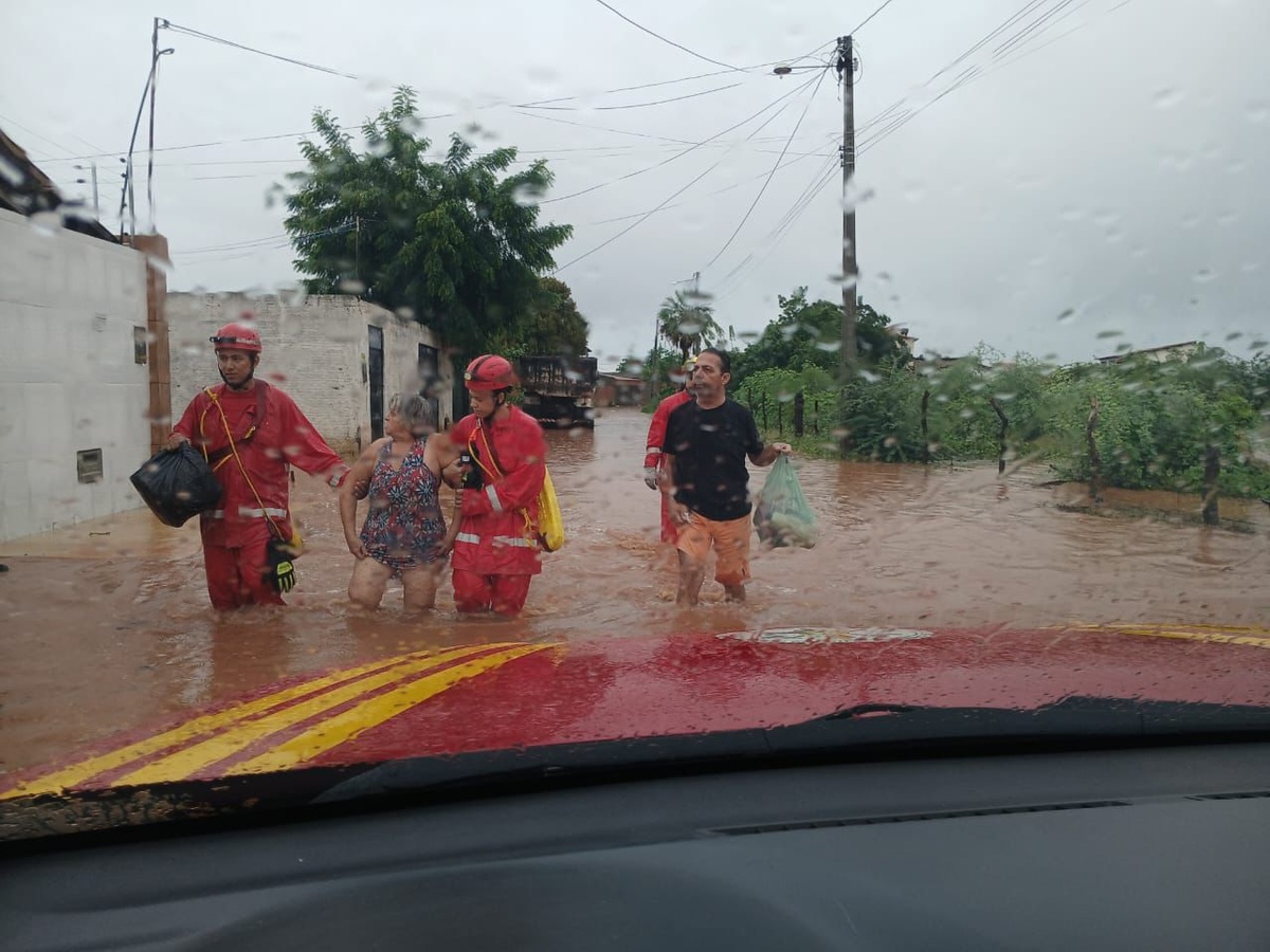 Moradores sofrem com enchentes em Picos.