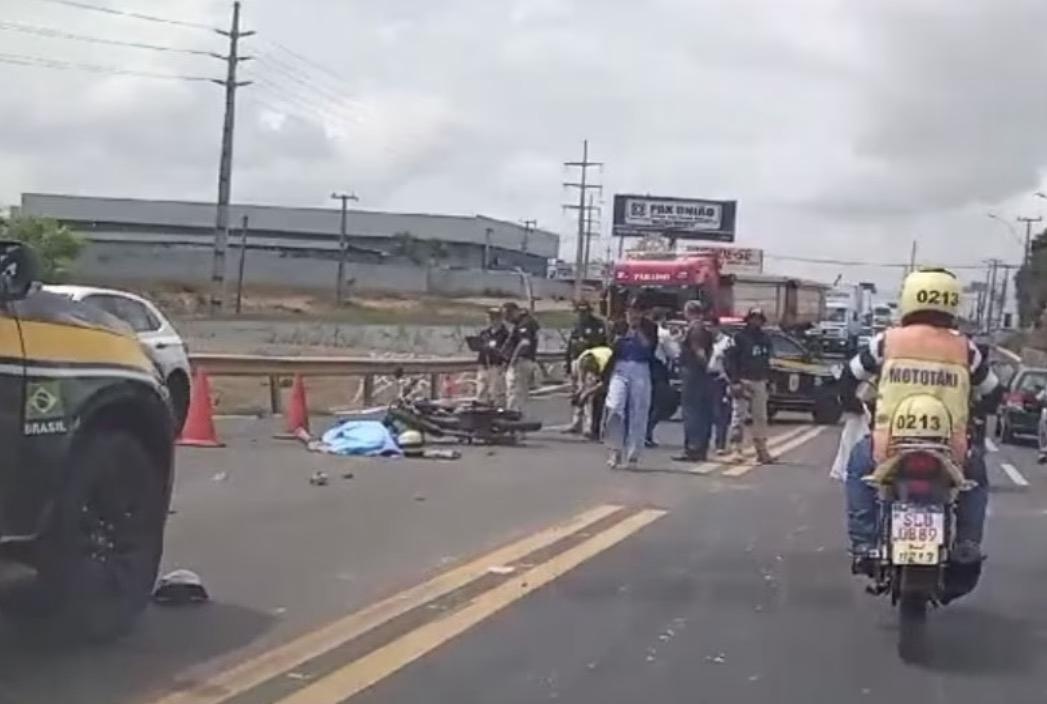 Mototaxista morre após colidir em traseira de caminhão na zona sul de Teresina.