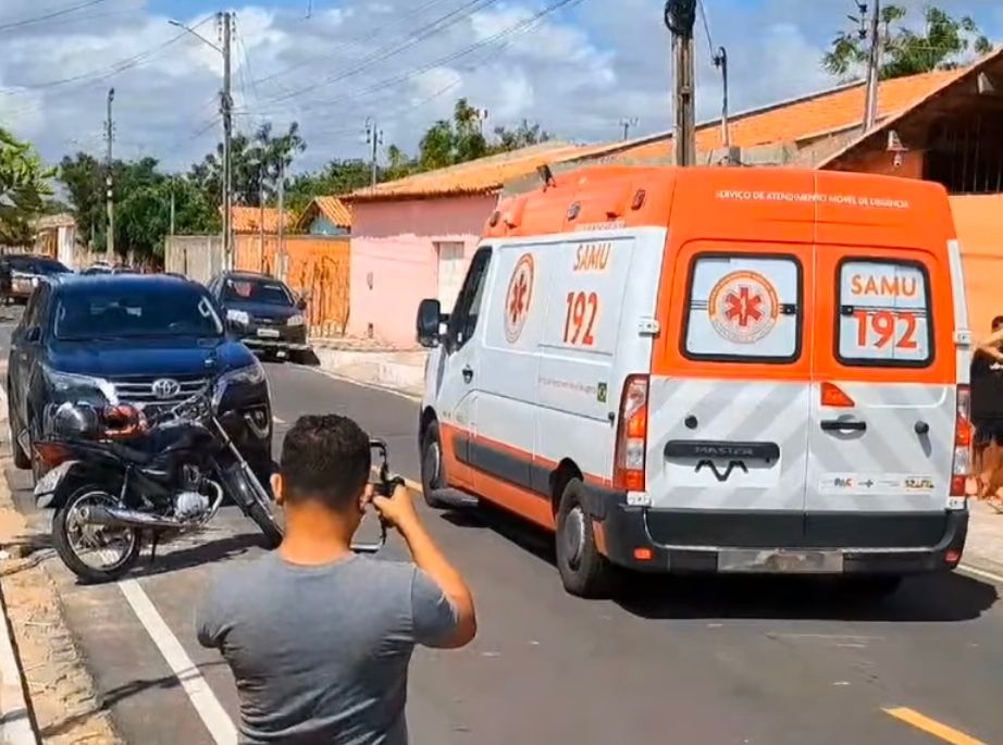 Mulher é socorrida pelo SAMU por suspeita de envenenamento.