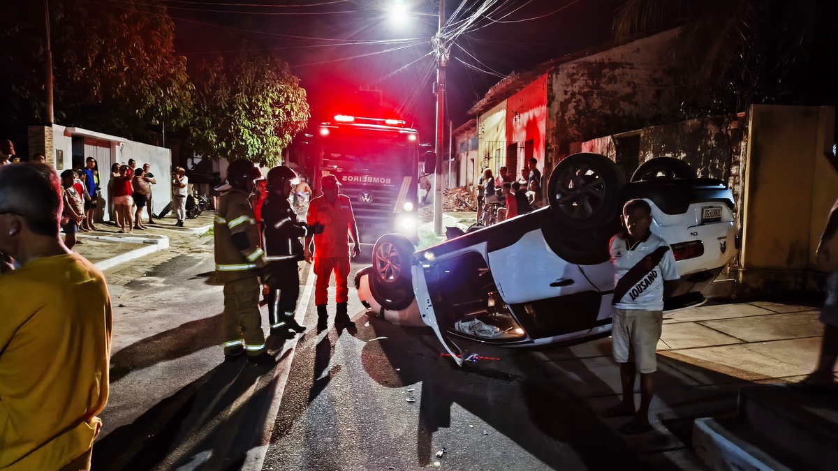 Mulher fica ferida após capotamento de carro em Parnaíba.