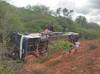 Ônibus de turismo tomba na BR-135 e deixa feridos em Redenção do Gurgueia