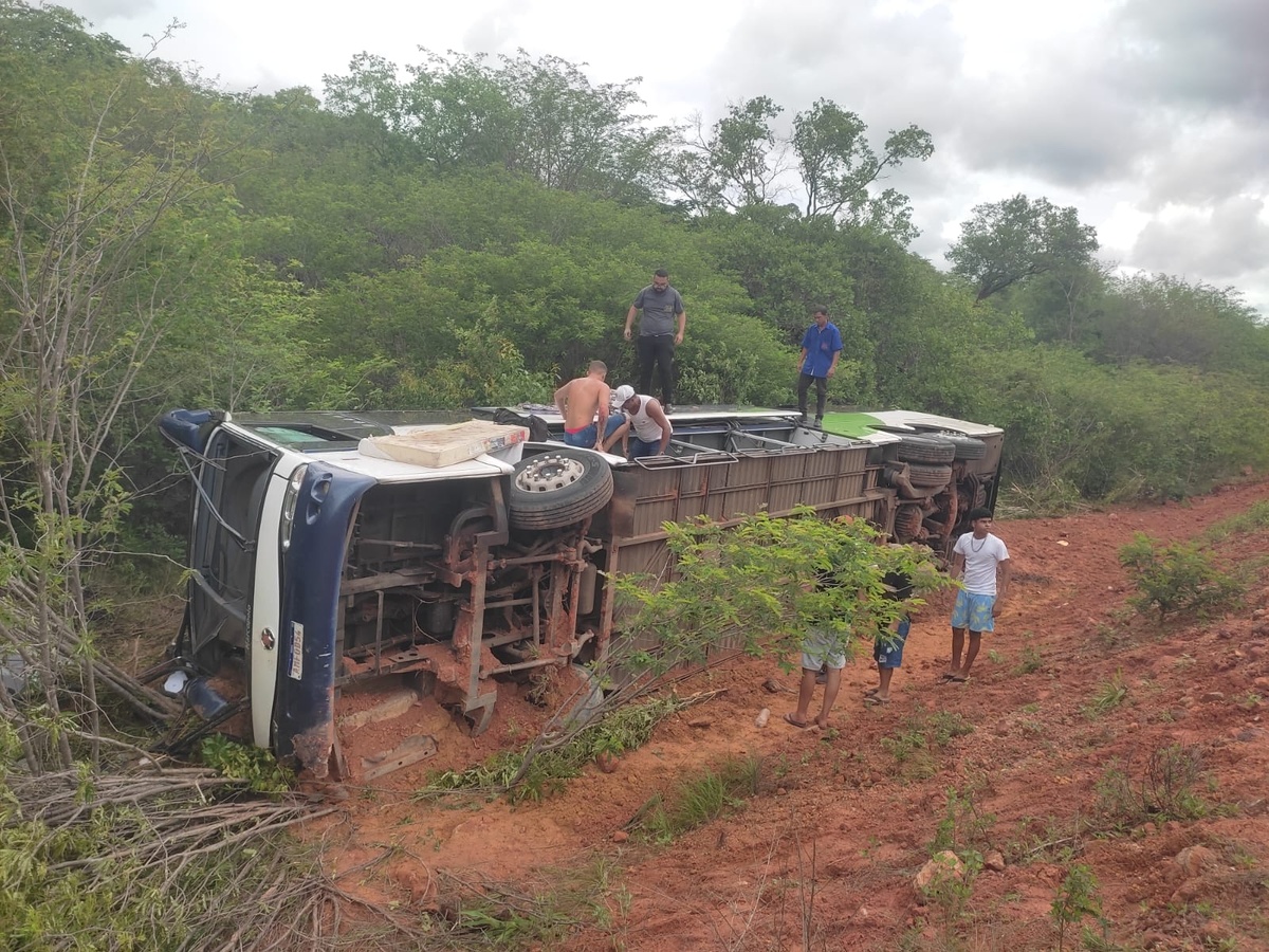 Ônibus tomba na zona rural de Redenção do Gurgueia, no Sul do Piauí.