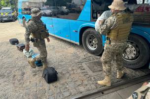 Polícia faz operação para combater tráfico de drogas em ônibus. (Foto: Ascom:SSP)