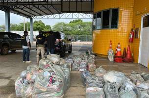 PRF apreende mercadorias  sem nota fiscal na cidade de  Valença. (Foto: Ascom/PRF)