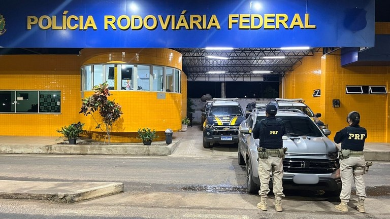 PRF aprende drogas, arma e carro roubado no Rio de Janeiro na cidade de Floriano.