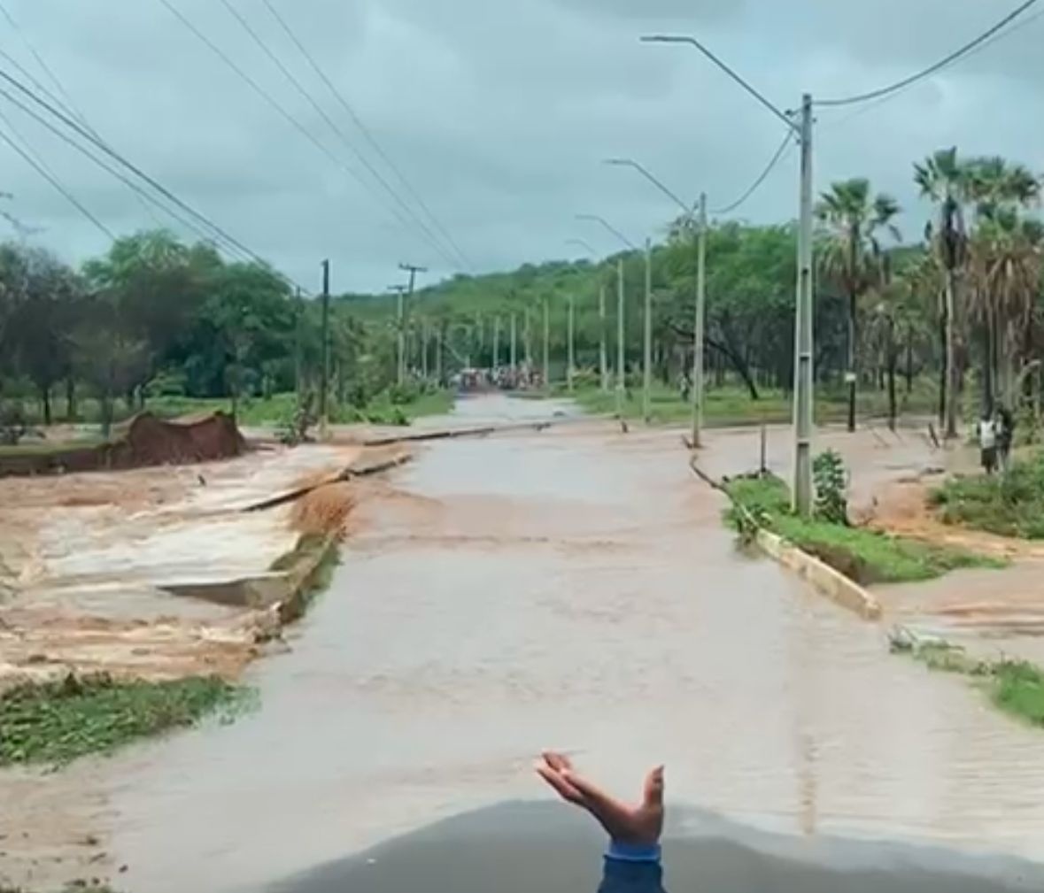 Riacho transbordado por conta da forte chuva.