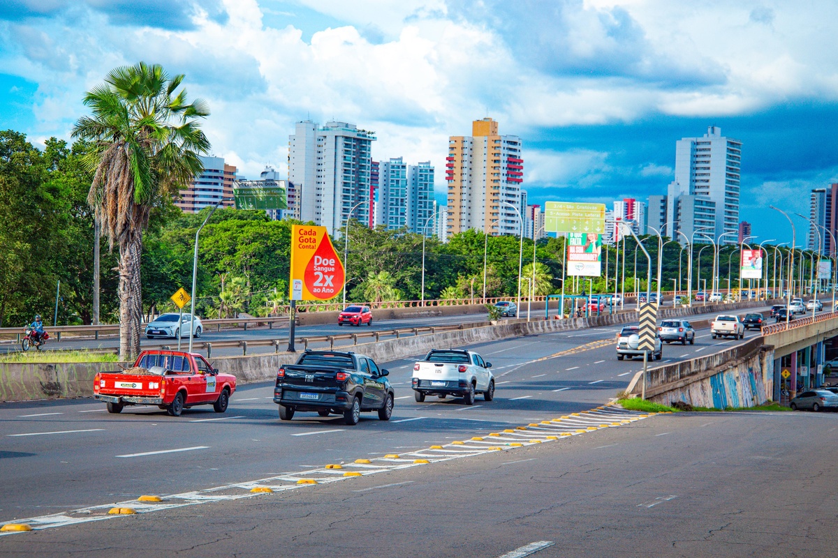 Trânsito ponte  Juscelino Kubitschek Avenida Frei Serafim.