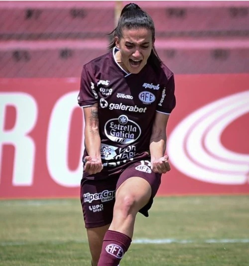 Atacante Júlia Beatriz.