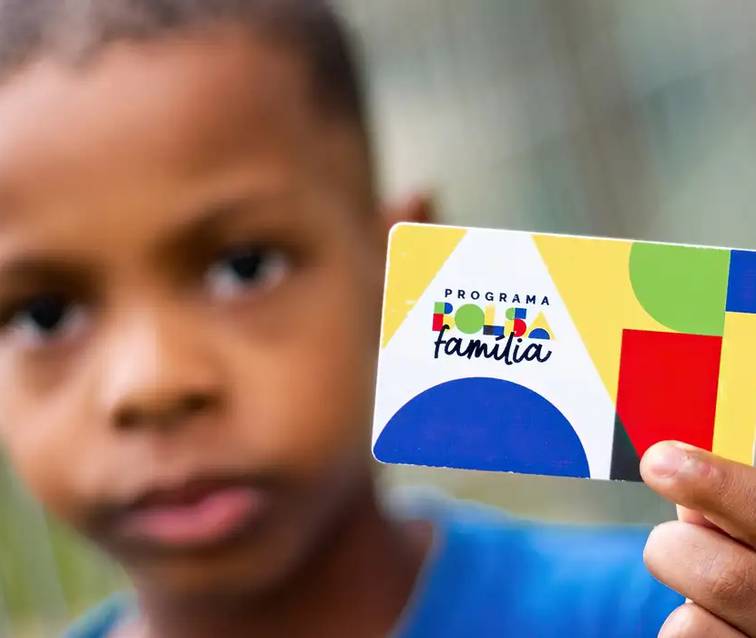 Bolsa Família é reajustado em 15%; medida vale a partir de outubro