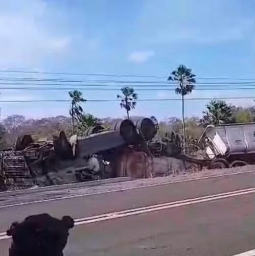 Carreta tomba e motorista fica ferido na BR-343, no Norte do Piauí.