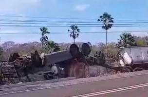 Carreta tomba e motorista fica ferido na BR-343, no Norte do Piauí. (Foto: Reprodução/ Internet)
