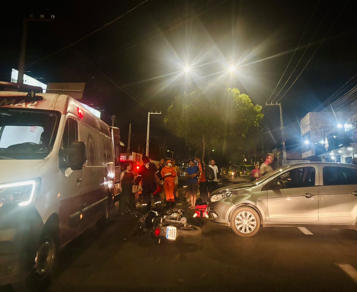 Colisão entre moto e carro em Teresina; trânsito fica intenso.