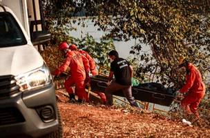 Corpo de jovem decapitado e com mãos amarradas é reconhecido pela polícia. (Foto: Foto: Renato Andrade)