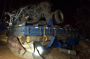 Dois homens morrem após caminhão carregado de madeira tombar no interior do Piauí. (Foto: Divulgação/ Ascom)