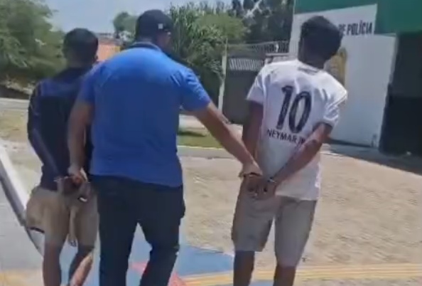 Homens são presos em flagrante por tráfico de drogas durante entrega a domicílio.