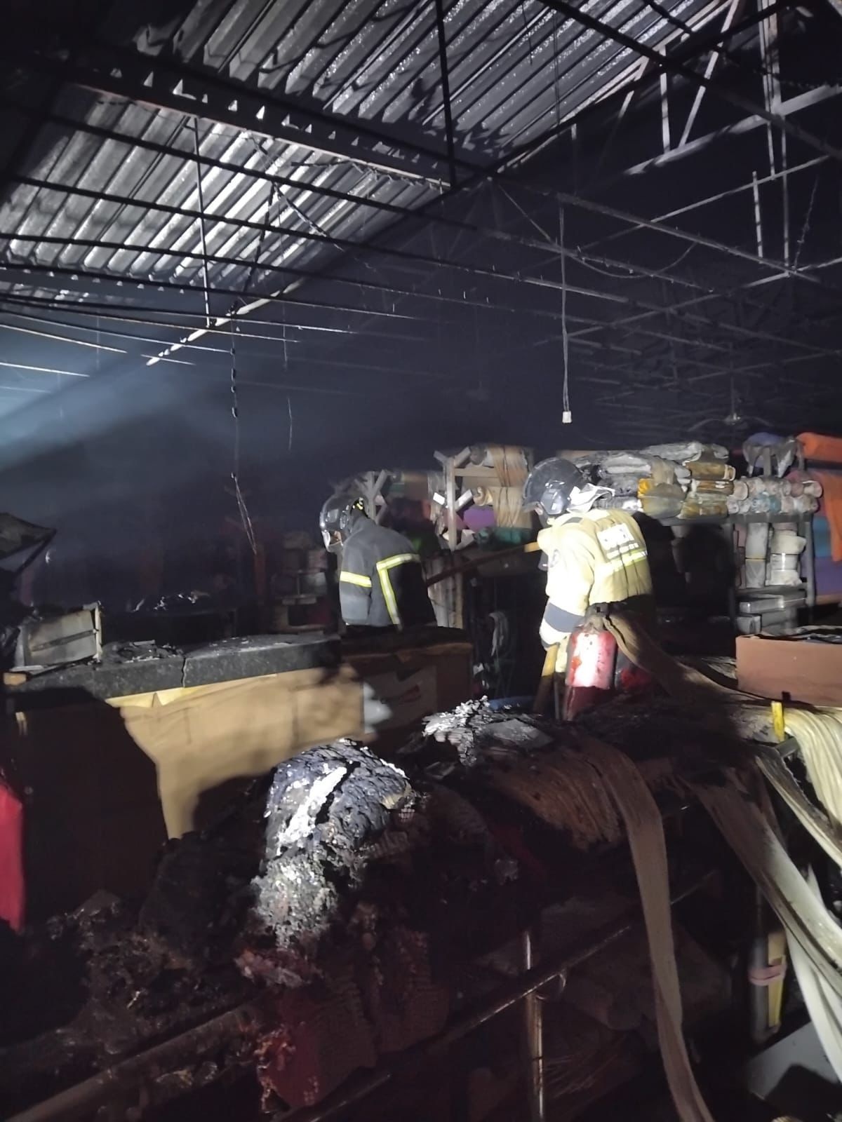 Incêndio destrói loja de malharia no Centro de Teresina.