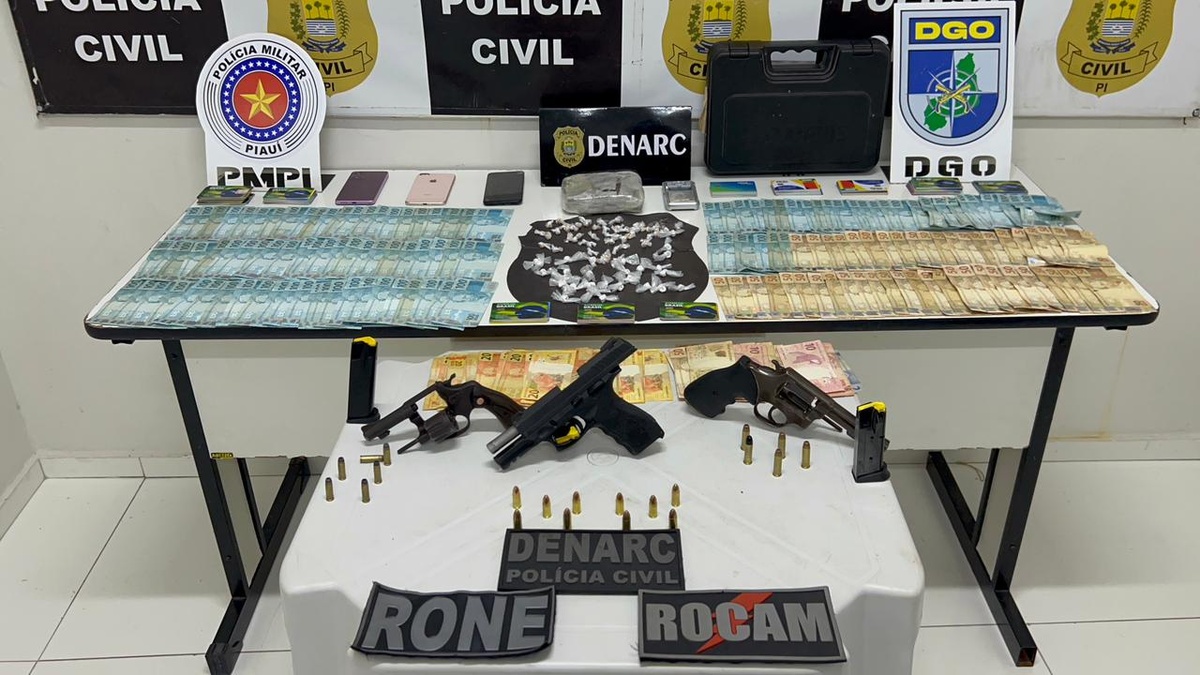 Materiais apreendidos durante a ação policial.
