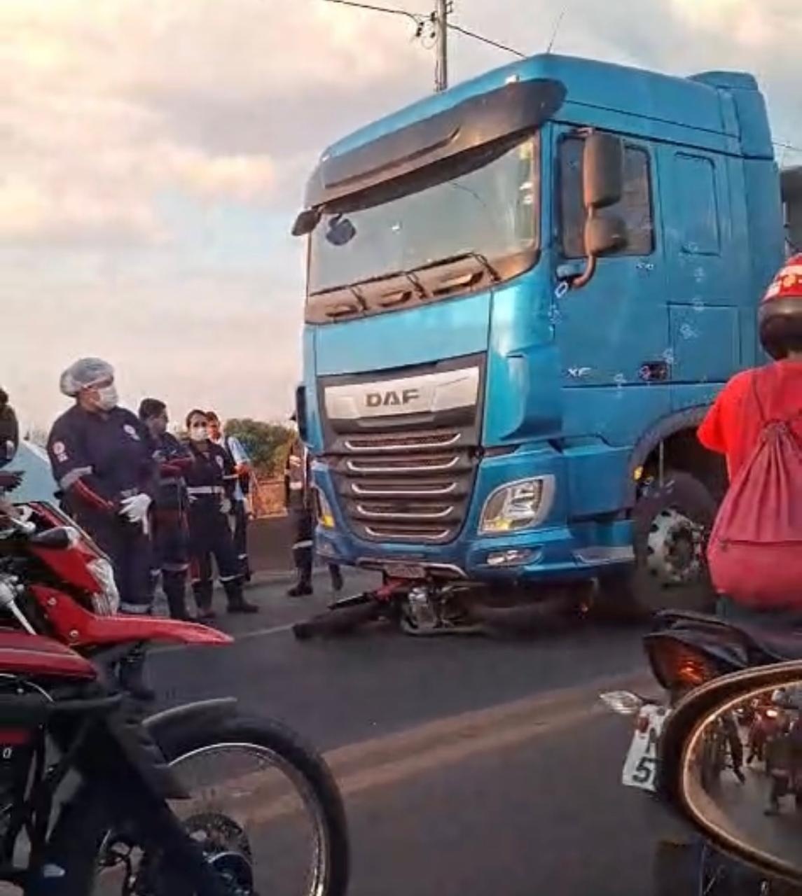 Motociclista morre após cair na pista e ser atingido por carreta em ponte de Teresina.