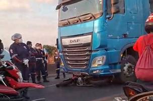 Motociclista morre após cair na pista e ser atingido por carreta em ponte de Teresina. (Foto: Divulgação/ Internauta)