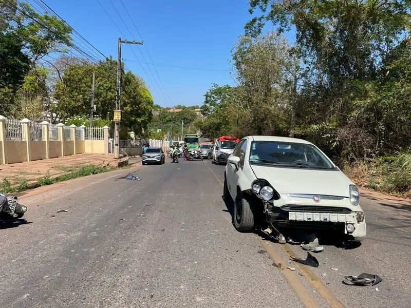 Motorista com sinais de embriagues colide com motos e deixa três feridos.