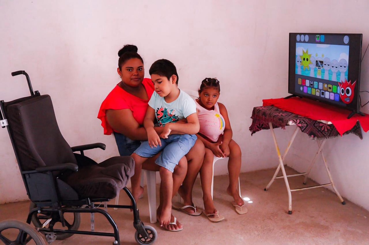 Laiane, mãe de Rebeca e João.