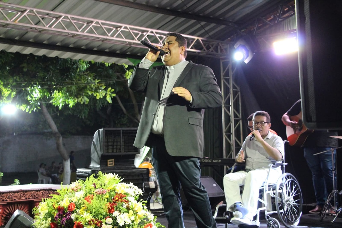 Padre Neto faz show católico gratuito na Expoapi 2025.