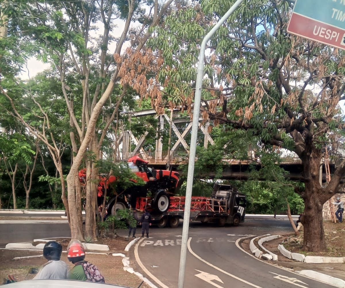 Caminhão carregado com pulverizador fica preso a Ponte Metálica.