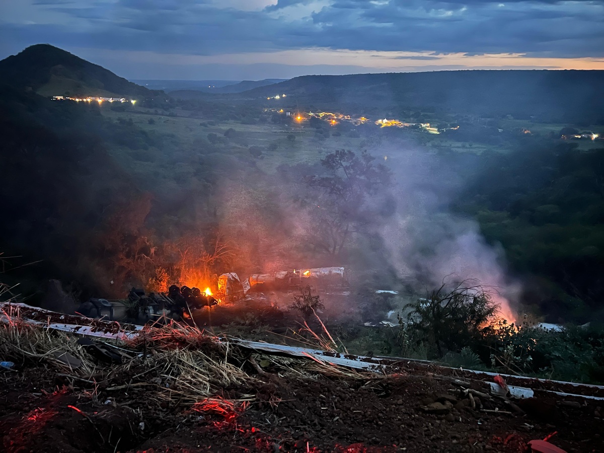 Caminhão tomba, pega fogo e interdita BR-316 em Picos.