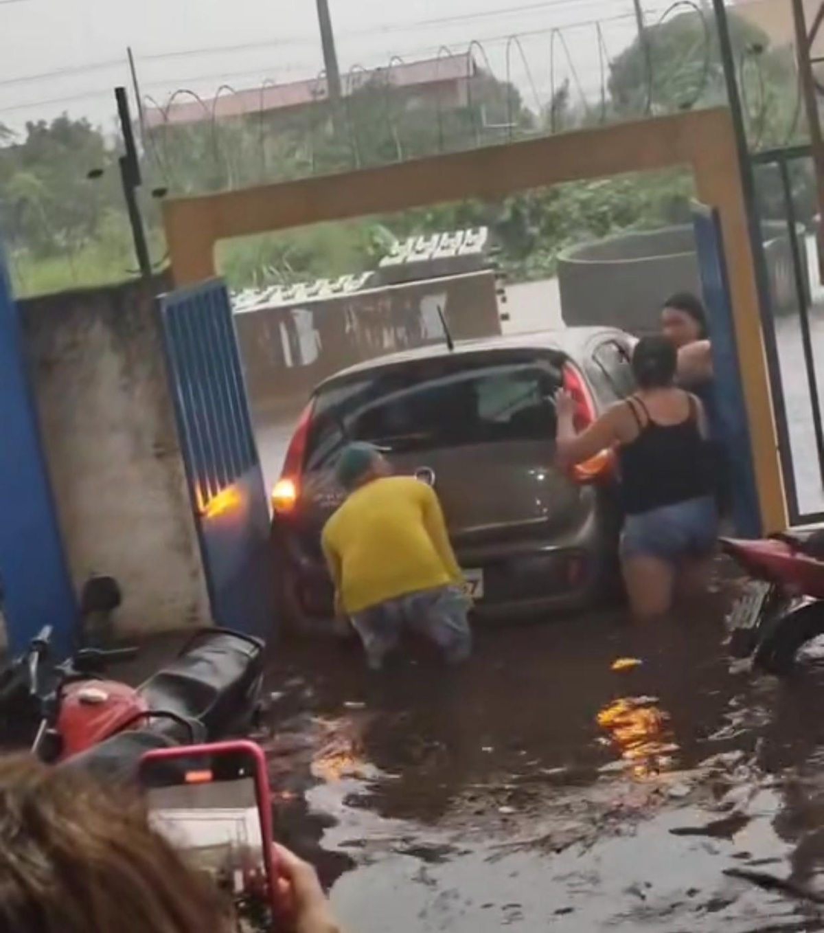 Imagens enviadas por profissionais da escola.