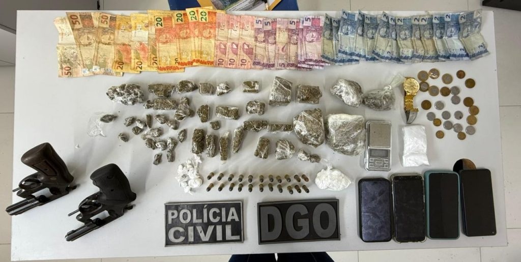 Materiais apreendidos durante a ação policial.