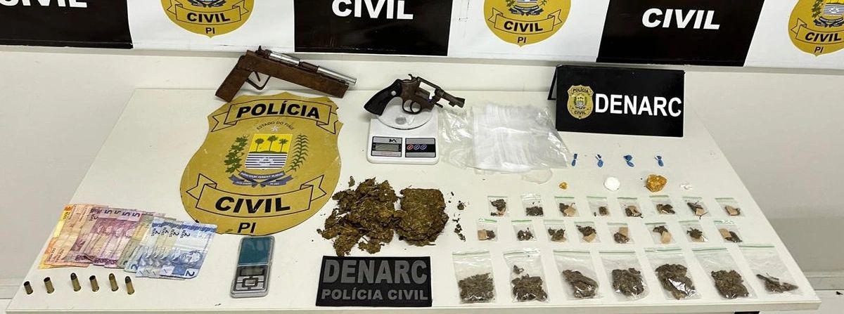 Materiais apreendidos durante a ação policial.