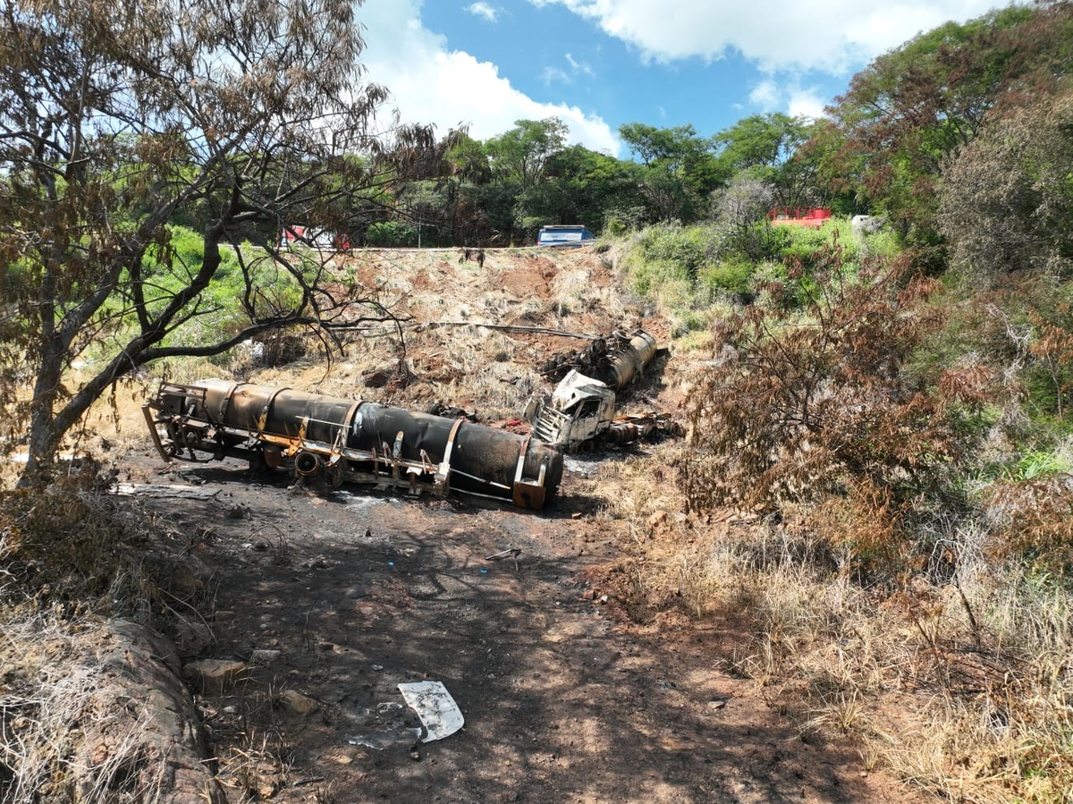 Semarh avalia impacto ambiental após tombamento de caminhão no Piauí.